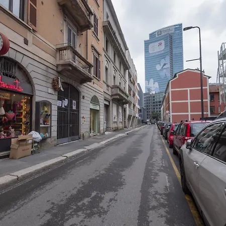 Modern & Functional Steps From Bosco Verticale & Gae Aulenti شقة